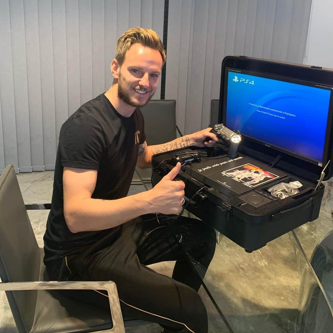 イヴァン・ラキティッチのインスタグラム：「Muchas gracias @indigaming 😱🙏👏 espectacular.!🎮」
