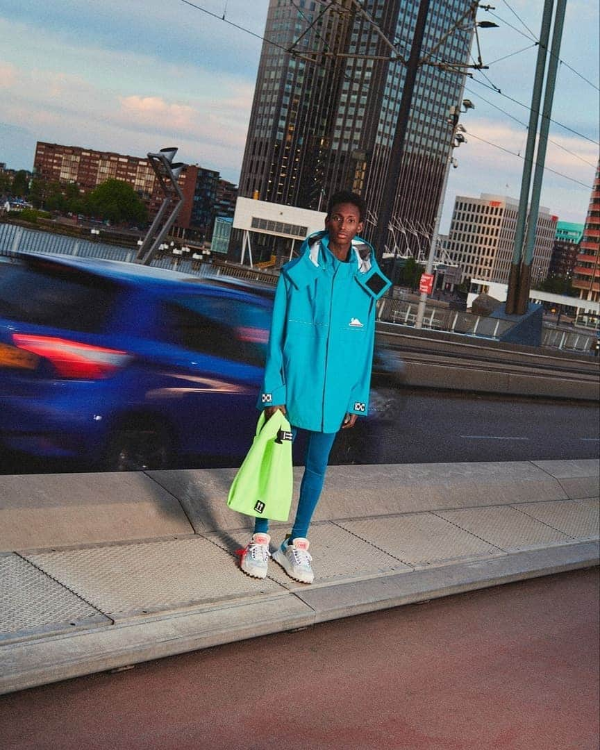 OFF-WHITE C/O VIRGIL ABLOHさんのインスタグラム写真 - (OFF-WHITE C/O VIRGIL ABLOHInstagram)「re20 men's Off-White™ technical shell windbreaker & white ODSY-1000 sneakers now available online at off---white.com. photography c/o @francesco_nazardo」11月23日 0時00分 - off____white