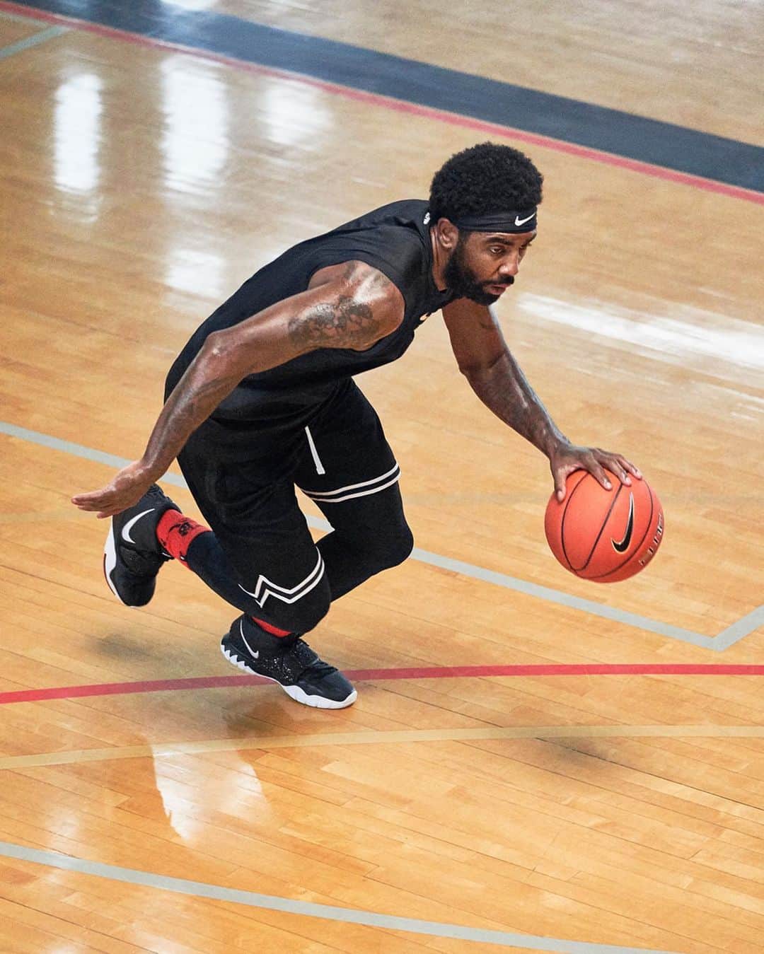 Nike Basketballさんのインスタグラム写真 - (Nike BasketballInstagram)「The Kyrie 6 ‘Jet Black’. ⠀  Built for the unbelievably fast @kyrieirving, the new Kyrie 6’s Nike Air Zoom Turbo cushioning and a fully contoured outsole are ideal for fast paced play and precision cuts.  Available now on nike.com. #Kyrie6 #Kyrie #Nike」11月23日 0時01分 - nikebasketball