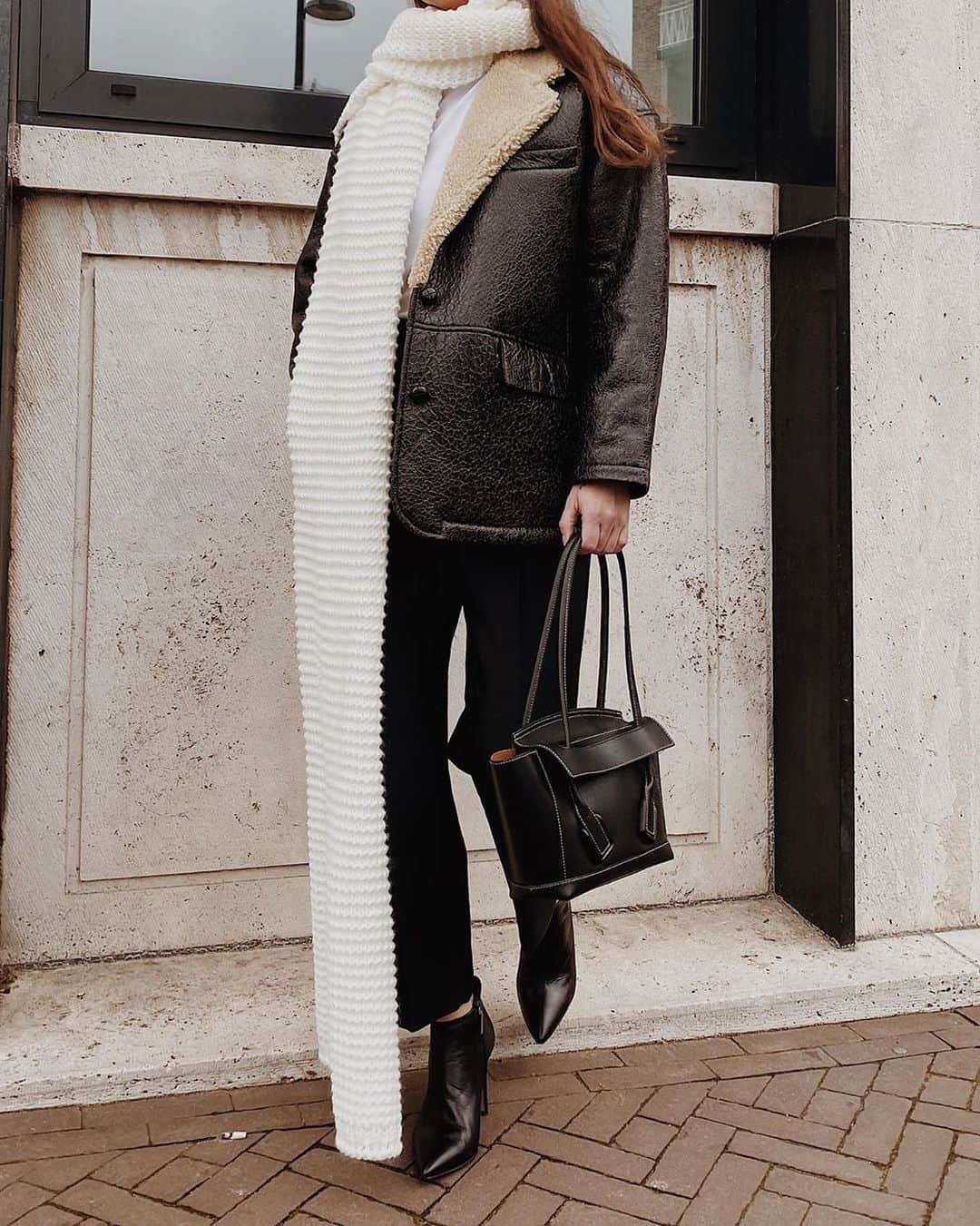 アメリカンビンテージのインスタグラム：「Ready for the week-end with our Edymood leather Jacket #americanvintage #womenswear #menswear #fashion #fw19 #fallwinter19 #collection #knitwear #denim #coat」