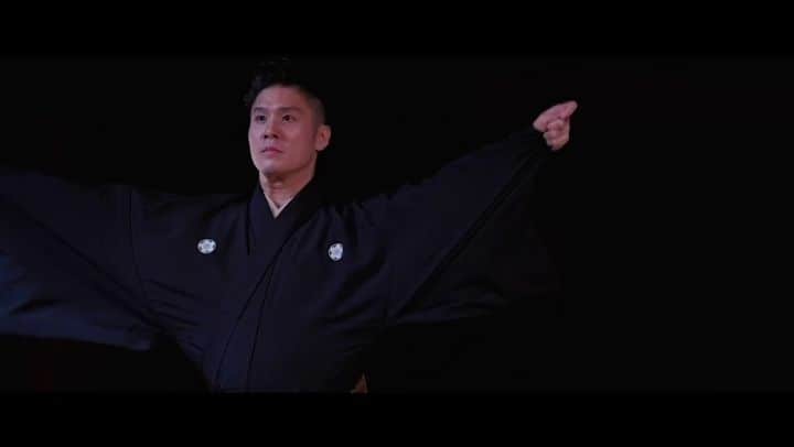 梅川壱ノ介（舞踊家）のインスタグラム：「𝔻𝕀𝔾𝔼𝕊𝕋 𝕍𝕀𝔻𝔼𝕆 ￣￣￣￣￣￣￣￣￣￣￣￣￣￣￣￣￣￣￣￣￣￣ 先日の公演のダイジェスト版の動画です。 是非ご覧下さいませ！  #梅川壱ノ介  #日本舞踊  #ダイジェスト  #動画」