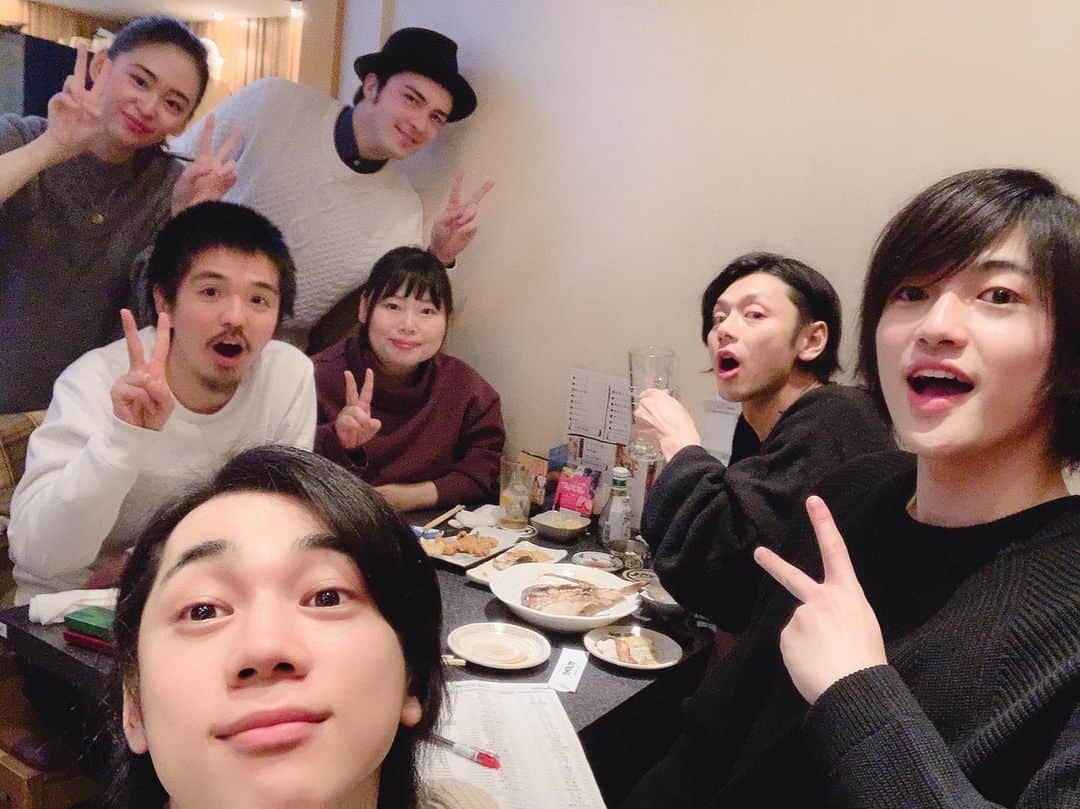 冨森ジャスティンのインスタグラム：「本日もありがとうございましたー！ みんなでお寿司！ でも魚介系苦手なので、かっぱ巻きばっかり食べました！笑 #タクフェス #流れ星」