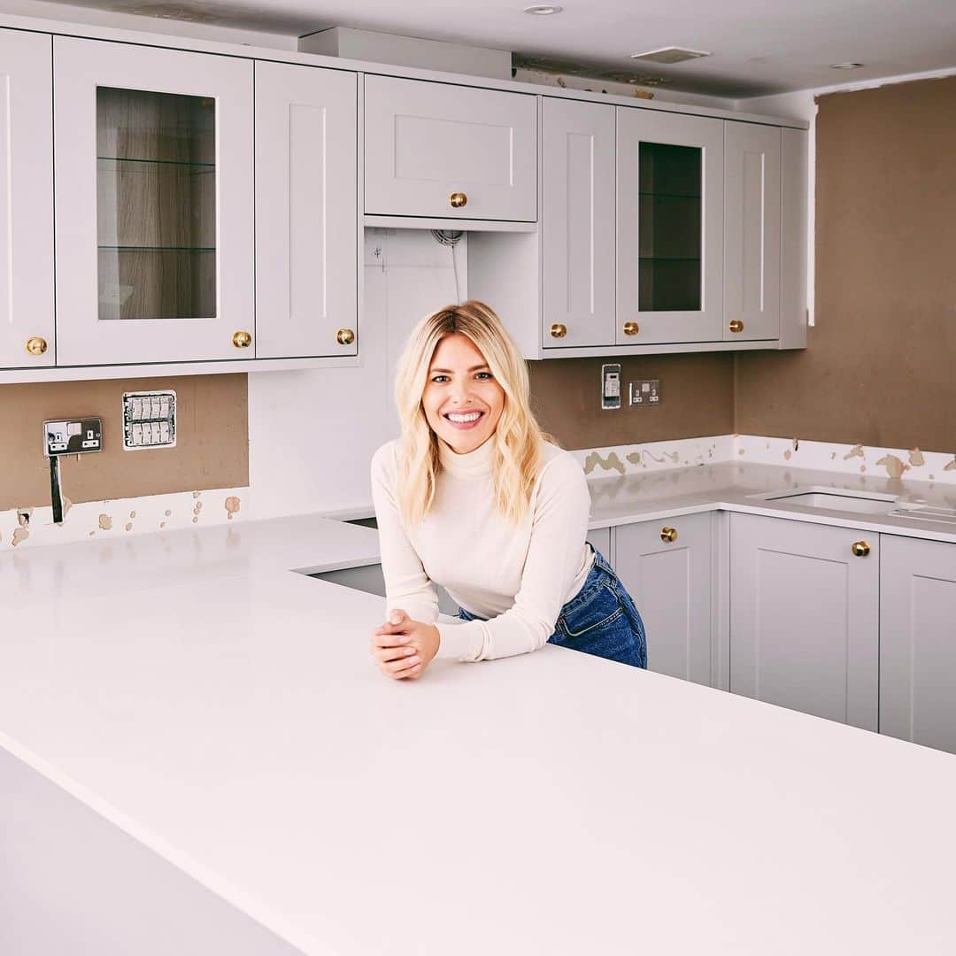 Mollie Kingさんのインスタグラム写真 - (Mollie KingInstagram)「So my kitchen worktops are officially ON! Here we go, this is going to be the new me whipping up some culinary delights (I’ve got too excited haven’t I) ...I’ll start off with beans on toast 😬 Still lots of work to do in this space but the worktop being on really feels like everything is moving in the right direction 🤞🏼 #Howdens #ad #kitchen」11月23日 0時07分 - mollieking