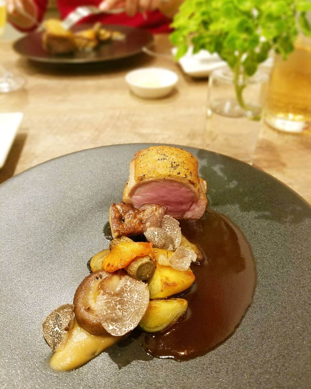 のインスタグラム：「. 久しぶりのゆったり夕食会。 薬院高砂の隠れ家レストラン　 Cochonique コチョニークさん🇫🇷🗼 . パリをイメージしたおしゃれな店内で 美味しいフレンチのコースをいただいて✨ . TVや雑誌等でご活躍の尊敬するお料理の先生と、 メディア関係でご活躍のお姉様、 あさくらのsuper womanさんと 楽しすぎる時間を過ごして幸せでございました💓 . ステキなお姉様方の中に 参加させていただく機会が多く ありがたい限りです。 . また伺いたいお店です♪ .」