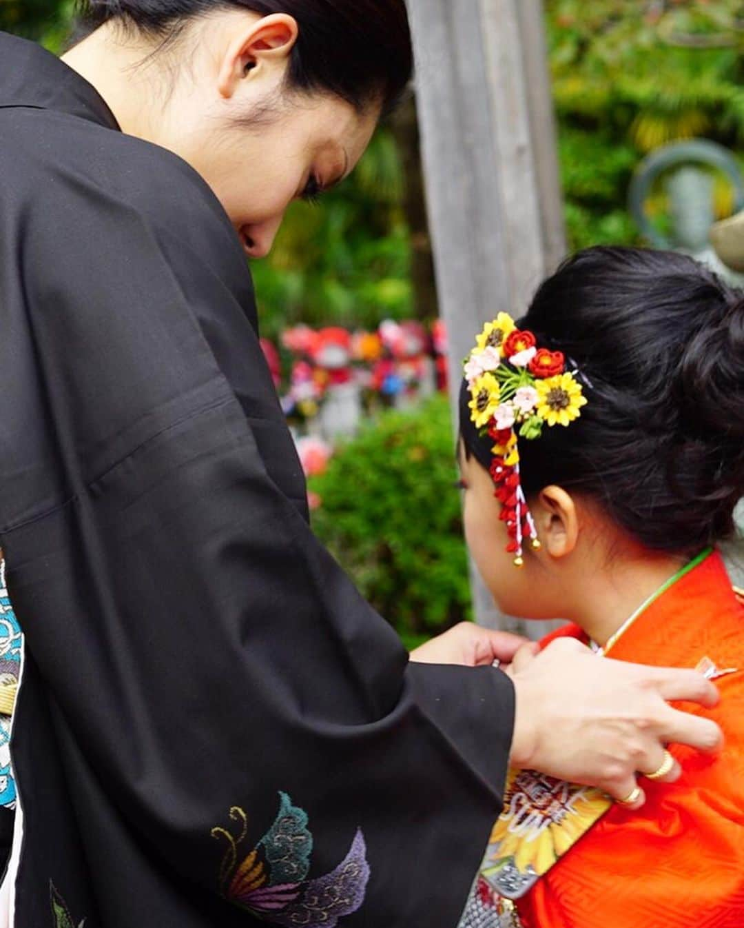 安藤美姫さんのインスタグラム写真 - (安藤美姫Instagram)「Congratulations for my Daughter😌💕💕💕 Call “Shichi-Go-San” is an annual Japanese festival to celebrate the growth of children♥️♥️♥️ This “Kimono” was mine when I was in her age and also celebrated “Shichi-Go-San”😌😌😌😊 When my daughter wear this it mean a lot to me... I wish her happiness and bring a lot of love... ♥️♥️Love♥️♥️ 娘の七五三のお祝いをしました😌💕💕💕 このお着物は私が七五三の時に着たもの… 母が大事にとっておいてくれたものを娘が着る… なんかとっても嬉しかったです☺️😊✨ 時間が経つのって早い… 子供の成長って早い… 大好きな娘がのびのびと自分らしく成長できますように😌🙏✨💕♥️ おめでとう😌 そして ありがとう😌☺️💕 ♥️♥️♥️With Love♥️♥️♥️ #七五三 #しちごさん7歳  #japan #娘 #daughter  #motheranddaughter」11月23日 0時15分 - miki_m_ando0403