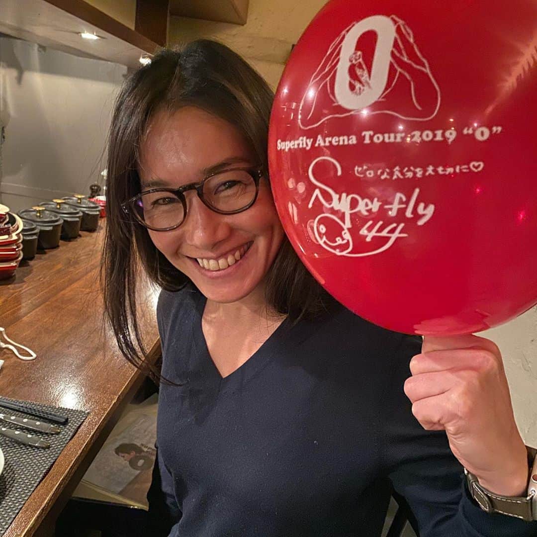 のインスタグラム：「「Superfly Arena Tour2019 “0”」で名古屋に来ちゃった！ アリーナ席に舞い降りて来た風船🎈をGET! 私の引退セレモニーで大好きな「愛をこめて花束を」が流れてとっても思い出深い曲にもなっているんです。 それにしても志帆さんの歌声が大好きっ❣️ 1月15日に発売されるアルバムも楽しみ。 #伊達公子 #kimikodate #テニス #テニスプレイヤー #テニスプレーヤー #instatennis #instasports #superfly #superflyarenatour2019 #名古屋 #nagoya #コンサート #concert #」