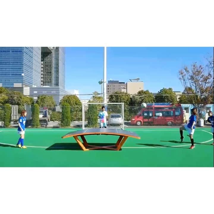 のインスタグラム：「初めてのTEQBALL！ サーブ練習編💁‍♀️ TEQBALLは卓球とサッカーを組み合わせた新しいスポーツです！簡単にいうとリフティングでボールを3回以内に返すルール⚽️ 難しいけどすっごく楽しい！！ TEQBALL日本代表の @ff_wasse さんに教えてもらったよ😊 都内でTEQBALLが出来るのはフットサル台場だけ！フゥ☝️ サーブ対決もしたから動画をお楽しみに😊 #早回しにすると動きがコミカル #サーブの力加減むずい #自分のとこだけフォーカス #下手があふれてる #グラチア #フットサル #TEQBALL #テックボール #フットサル台場 #卓球 #サッカー」