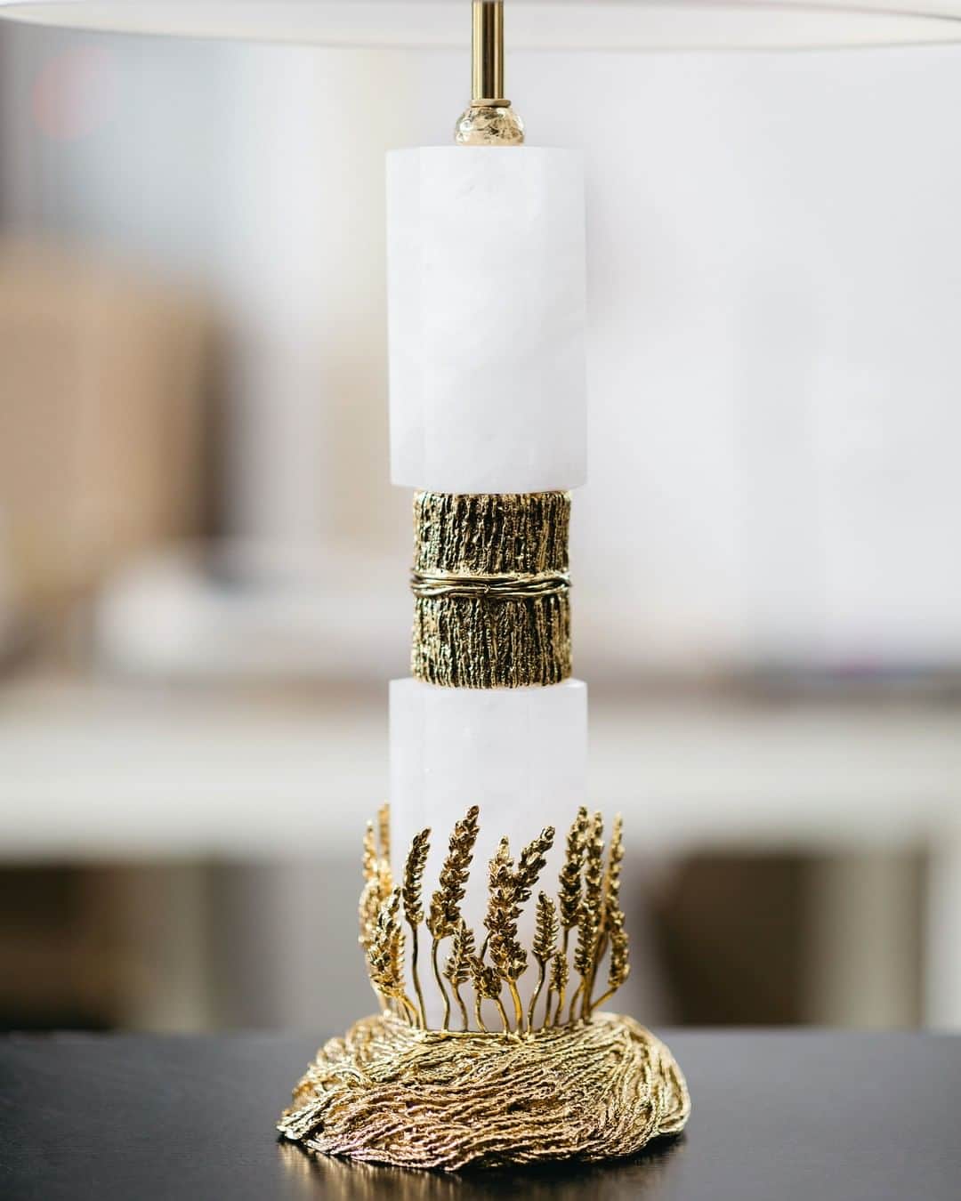 グーセンス パリのインスタグラム：「Wheat lamp. . . #📸 by @__alix . . #Goossens #lamp #nature #decoration #yellow #gold #brass #rockcrystal #wheat」