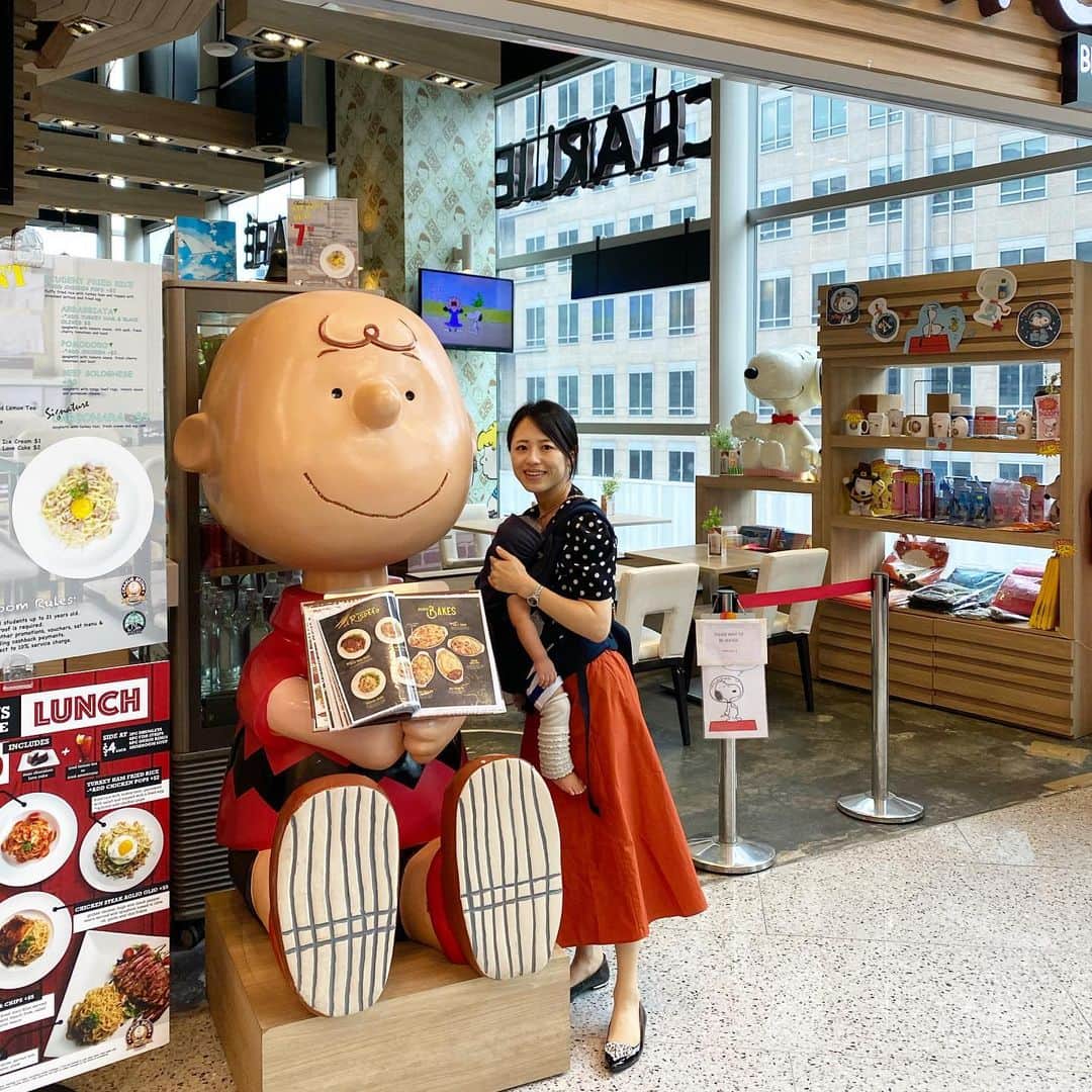 大西蘭のインスタグラム：「・ チャーリーブラウンカフェ☕️ ・ カプチーノもカフェラテも可愛い💕 ・ こぐまちゃんは髪が薄いのでチャーリーブラウンに似てるかも、と気付きました🤣 ・ オーチャードロードはクリスマスの飾り付けで賑やか🎄 ・ クリスマスをシンガポールで過ごすのは初だから、南国のクリスマスが新鮮に感じます🌴 ・ ・ #チャーリーブラウンカフェ #シンガポール生活 #シンガポールカフェ  #charliebrowncafe @aprica.jp_official」