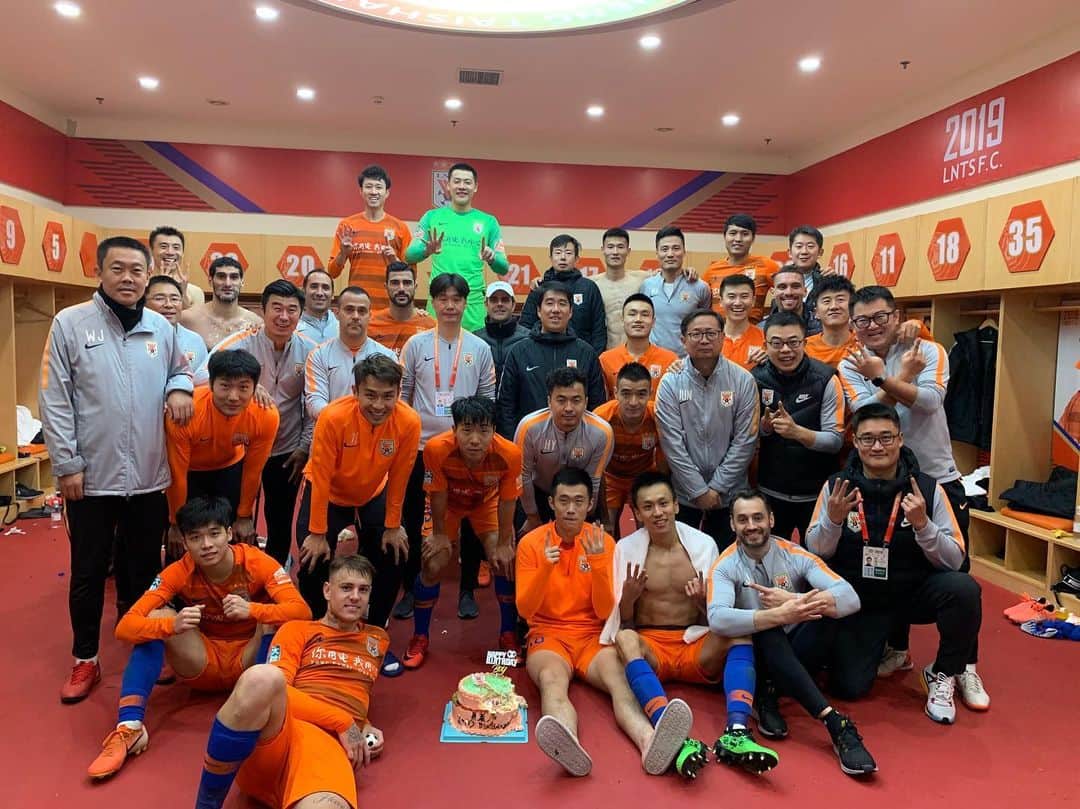 マルアン・フェライニのインスタグラム：「32 years old today 🙈 Good win and good vibes in the dressing room after the game ⚽️⚽️⚽️... thank you for the birthday wishes #+3point#victory#toma#lifeisone」