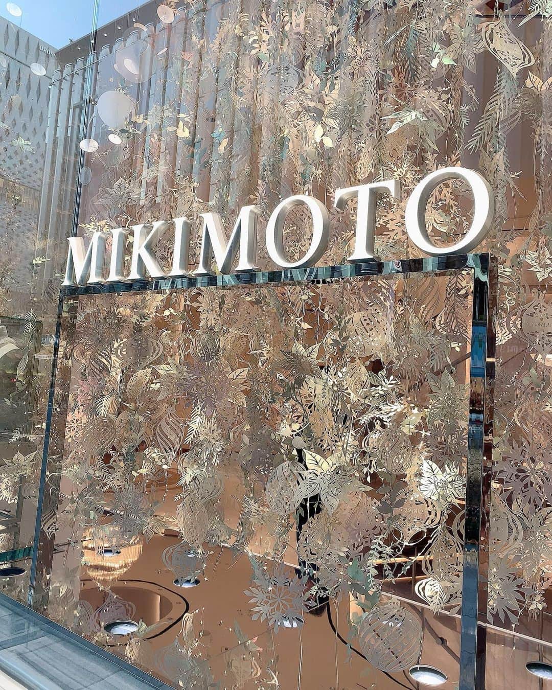 和泉佳子さんのインスタグラム写真 - (和泉佳子Instagram)「あのMIKIMOTOから初となるオリジナルフレグランスが発表され、その発表会に伺いました😌 . MIKIMOTOのブランドストーリーと世界観を”香り”で表現した、その名も「MIKIMOTO EAU DE PARFUM」✨ . トップノートは瑞々しくフレッシュな柑橘系の香り、そして、ミドルノートは、宝石真珠をイメージし、神秘的なフローラルの香り、ラストノートは、森をイメージしたウッディ調の香りで、男女を問わず好まれる良い香りで、パートナーと兼用で同じ香りを纏うのもなんだか素敵です♥️ . 会場で流れていた「MIKIMOTO EAU DE PARFUM」をイメージしたムービーも、世界観が表現されていてとても素敵でした✨ . MIKIMOTOの世界観を”香り”で表現した、ブランド初のフレグランス「MIKIMOTO EAU DE PARFUM」は、2020年1月25日（土）全国直営店にて新発売です。（順次海外店舗にて発売予定） . . . MIKIMOTO @official_mikimoto . . . #和泉佳子 #25ans #ヴァンサンカン #エレブロガー  #MIKIMOTO #フレグランス　@official_mikimoto」11月23日 0時40分 - yoshiko_izumi