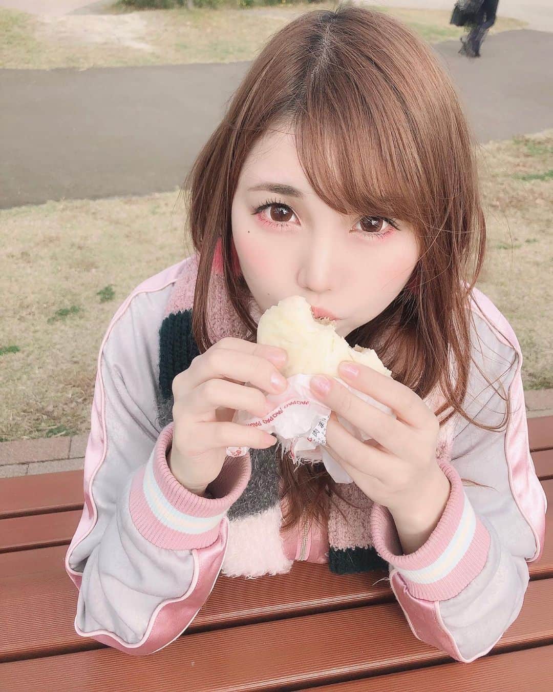 塚本舞さんのインスタグラム写真 - (塚本舞Instagram)「肉まんを食べる肉まん」11月23日 0時40分 - maipuni