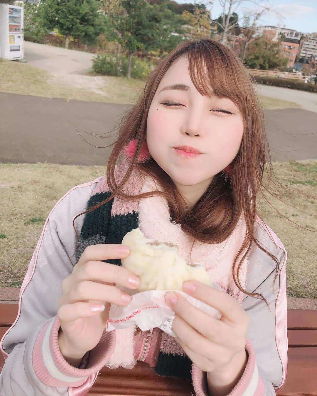 塚本舞さんのインスタグラム写真 - (塚本舞Instagram)「肉まんを食べる肉まん」11月23日 0時40分 - maipuni