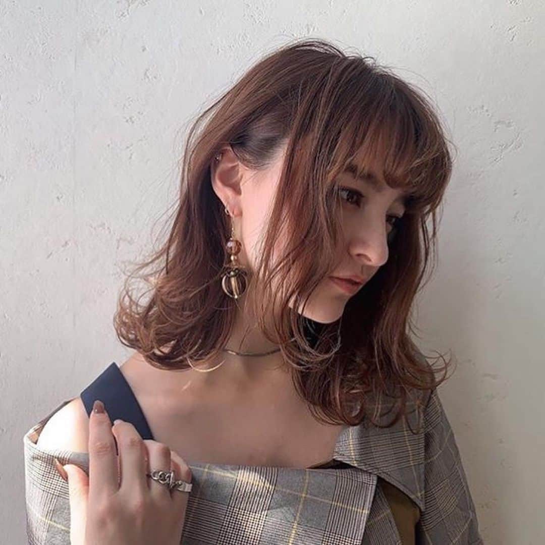 のインスタグラム：「渋谷ヒカリエ5階 タピエスタイルには日々アクセサリーの新作が続々と届いています。 どうぞお見逃しなくチェックください。 写真はmerciのイヤリング、ピアス。 レトロでシックなbonbonです。 . コロンと丸みのあるデザインが存在感たっぷりです 艶ある糸でオーナメントのよう。 Xmas気分を盛り上げます。 、 、 .  #merci_accessory  #タピエスタイル  #タピエスタイル のハンドメイドアクセサリー #handmade #handmadeaccessories  #渋谷ヒカリエ」