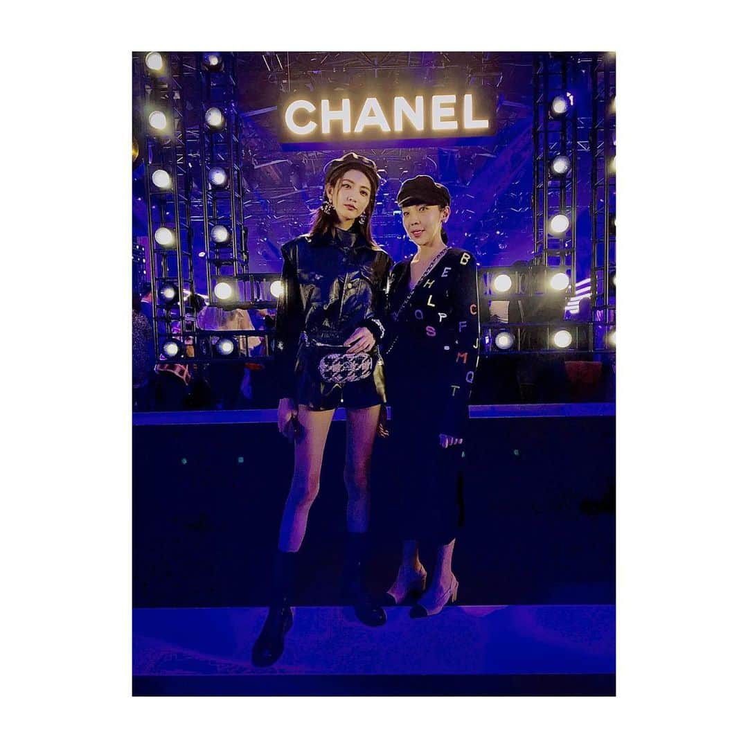 イーホア・ウーさんのインスタグラム写真 - (イーホア・ウーInstagram)「Thank you for having me @chanelofficial 🖤 #ihuaootd #bff #伍壹工作室 #TheNewJ12 #CocoCrush #CHANELCruise」11月23日 0時37分 - _ihua_