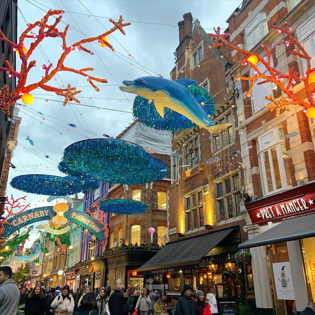 のインスタグラム：「The best xmas lights are on Carnaby Street! 🎉🇬🇧🌈💕✨ #carnabystreet.」