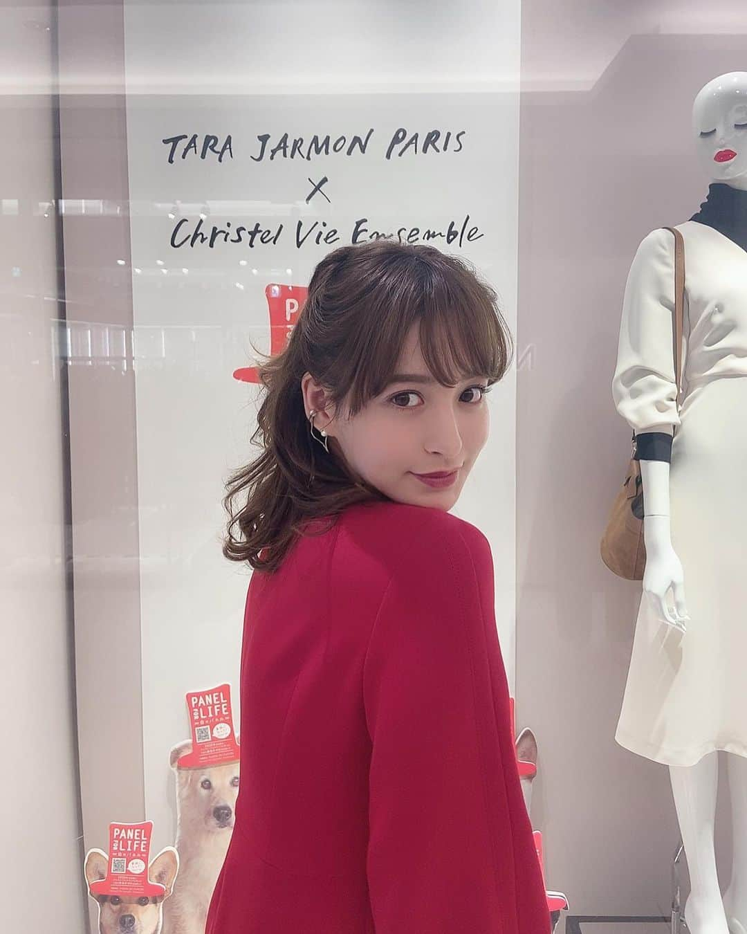 野崎萌香さんのインスタグラム写真 - (野崎萌香Instagram)「LOVE❤️Holiday Campaign A day to meet Moeka  @tarajarmon_jp at GINZA SIX  ファンの方々との スペシャルなイベントでした😉❤️ . . .  選ばれた10名の方と15分間2人きりで shoppingが出来るという 素敵なクローズドイベントで とっても密な濃い時間を過ごすことが できました😘  こちらはイベントの 前半の時のお写真です😉💕」11月23日 0時47分 - moeka_nozaki