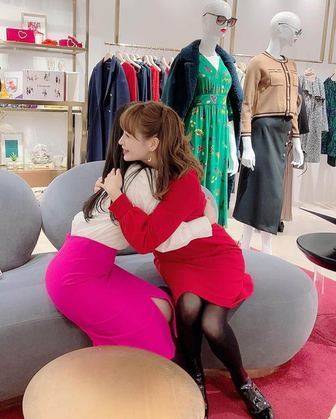 野崎萌香さんのインスタグラム写真 - (野崎萌香Instagram)「LOVE❤️Holiday Campaign A day to meet Moeka  @tarajarmon_jp at GINZA SIX  ファンの方々との スペシャルなイベントでした😉❤️ . . .  選ばれた10名の方と15分間2人きりで shoppingが出来るという 素敵なクローズドイベントで とっても密な濃い時間を過ごすことが できました😘  こちらはイベントの 前半の時のお写真です😉💕」11月23日 0時47分 - moeka_nozaki