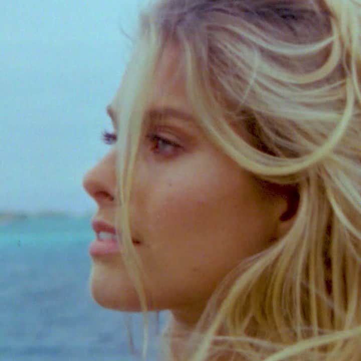 ナタリー・ジェーン・ローザーのインスタグラム：「Island time 🌴 @jhechtkopf」