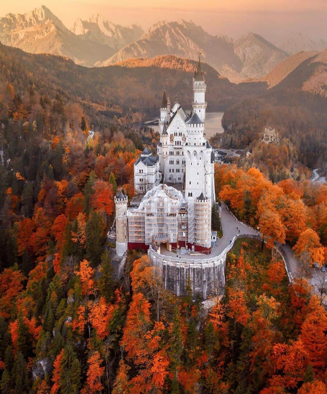 Wonderful Placesさんのインスタグラム写真 - (Wonderful PlacesInstagram)「Which is your favorite shot of Neuschwanstein Castle? Fall or winter? . Pictures by ✨✨@sennarelax✨✨ #wonderful_places for a feature ❤️」11月23日 0時50分 - wonderful_places