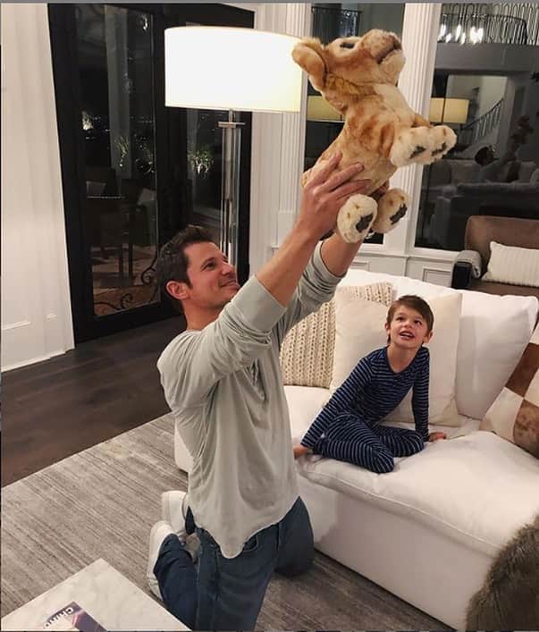 Hasbroさんのインスタグラム写真 - (HasbroInstagram)「#repost @nicklachey Look familiar? Lion King has always been one of my favorite Disney movies and now (with the help of this ridiculously life like Simba who even talks), my kids not only get to watch the movie, but bring it to life. Back in my day I would’ve had to have Drew be the voice of Simba. Cam and I did #TheSimbaChallenge with the new @Hasbro furReal Simba and had a blast, now I am challenging all of you! #ad #furReal」11月23日 0時55分 - hasbro