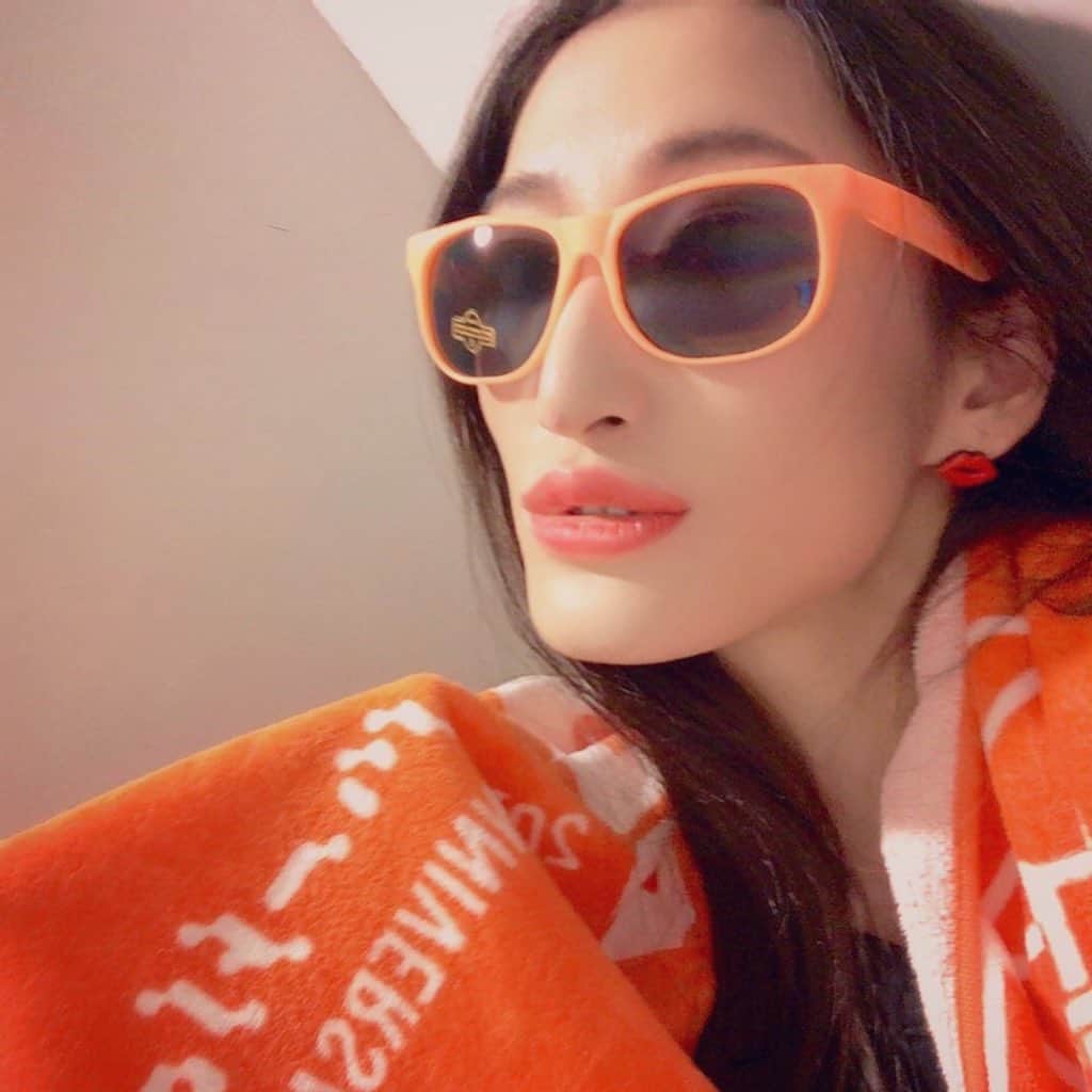 ELISAのインスタグラム：「m-floグッズげーっと💕」