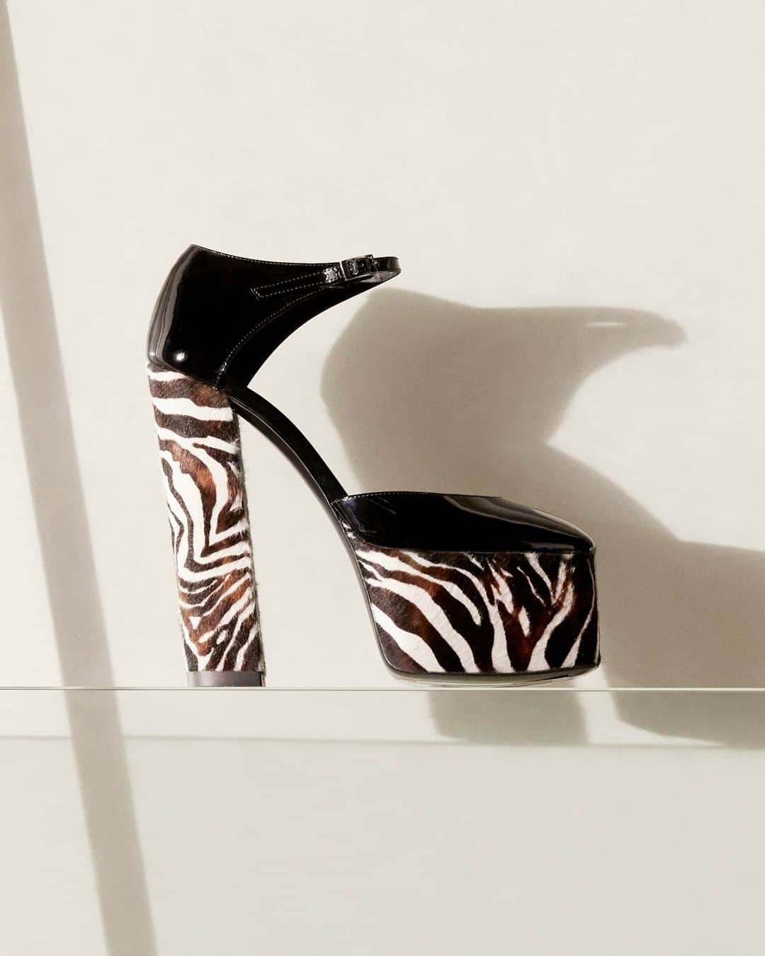 Giuseppe Zanotti Designさんのインスタグラム写真 - (Giuseppe Zanotti DesignInstagram)「She has that whole come hither thing down like only a #bosslady could. Edged in a graphic zebra print, the BEBE. #GiuseppeZanotti #GZFW19」11月23日 1時01分 - giuseppezanotti