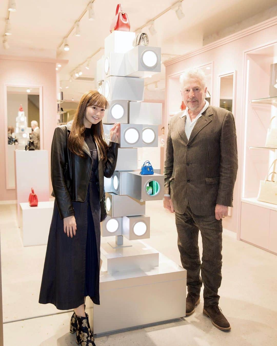 西村笑花さんのインスタグラム写真 - (西村笑花Instagram)「👜 ・ ・ リニューアルオープンした渋谷パルコの SamanthaThavasaへ行ってきたよ❤︎ シックなデザインの新作バッグ、とても素敵でした‥☺️💓✨ 展示されているオリジナルオブジェのデザイナー ジョセフ・ベネットさんとのお写真です📸 オブジェを覗くと1つ1つ広がる世界がありました🥺💓💓 ・ 久しぶりの渋谷はたくさん新しい施設ができていたから またゆっくり探検に行きたいな〜🕵🏻‍♀️！！ #samanthathavasa #samanthathavasaFW19 #st_series #japan #shibuya #渋谷parco #渋谷パルコ #渋谷」11月23日 1時02分 - emika_nishimura