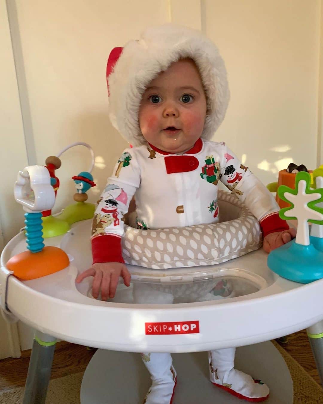 Skip Hopさんのインスタグラム写真 - (Skip HopInstagram)「That look you get when you get exactly what you asked Santa for! 🎅😍 @garvey_af || Our Explore & More Baby's View 3-Stage Activity Center is the perfect gift for your little one! #wishlist #babygift #musthavesmadebetter #skiphopholidaycheer!」11月23日 1時04分 - skiphop