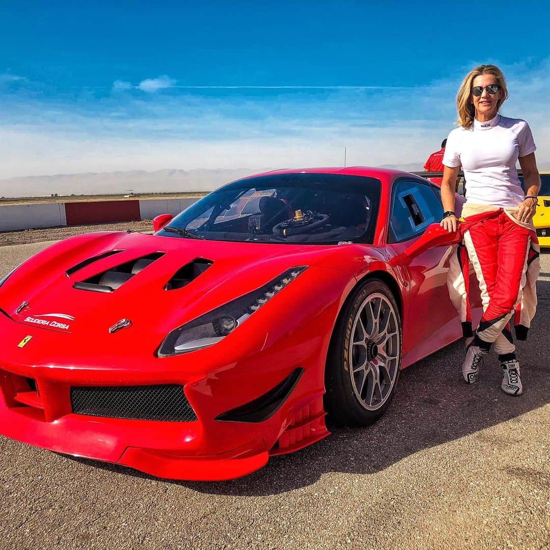 CarsWithoutLimitsさんのインスタグラム写真 - (CarsWithoutLimitsInstagram)「Lisa can really drive a Ferrari on the circuit, follow her on Insta and on the next races @racer.mom @scuderia.corsa @badstuffracing #carswithoutlimits #ferrari #488challenge」11月23日 1時14分 - carswithoutlimits