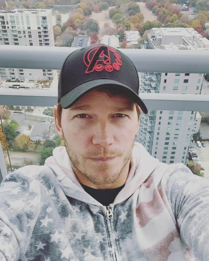 クリス・プラットのインスタグラム：「So excited to finally announce our new contest! Click the link in my bio for your opportunity to come visit me on the set of @thetomorrowwar $10 is all it takes for a chance to become my new best friend on set in Atlanta. We cover everything! Flights, hotel, food! JUST IMAGINE!! You and a couple friends get flown to come meet me, yell action, heck we may even out you in the movie!!! (handful of restrictions apply-check rules by clicking the link in my bio!) All proceeds benefiting an extraordinary organization. @braintreatmentfoundation Heck yeah! Love you! I’ll be seeing somebody soon!」
