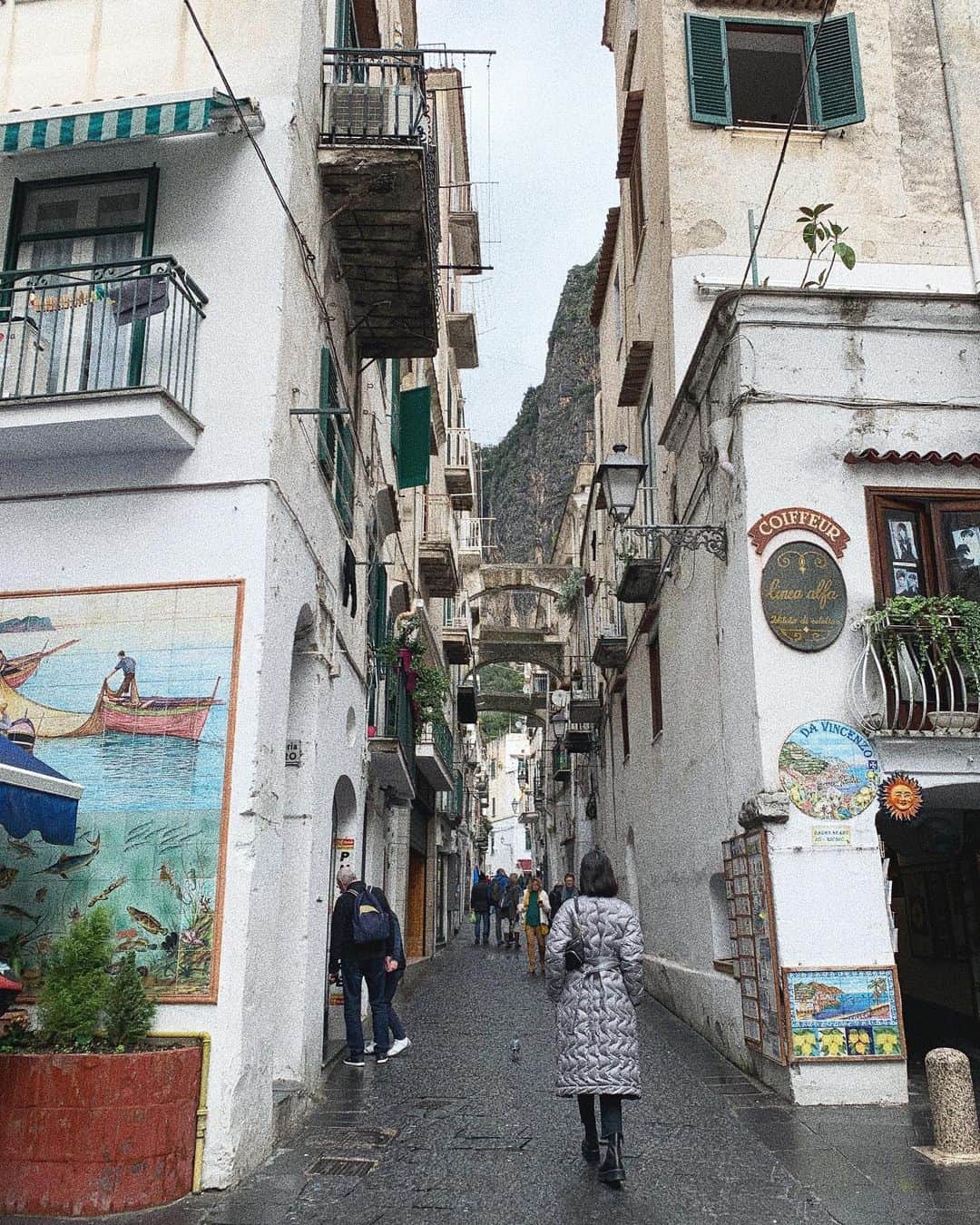 リウ・ウェンのインスタグラム：「These streets have many stories to tell 📮」