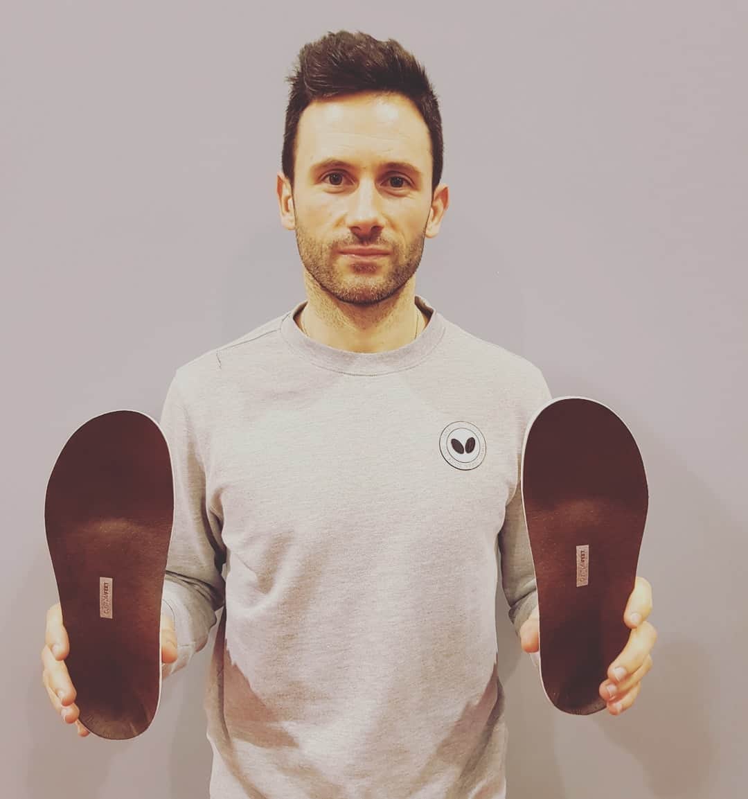 ジョアン・モンテイロのインスタグラム：「Apresento-vos as palmilhas ortopédicas personalizadas da @customfeet_ 👣 São a minha escolha para a saude do meu corpo e prevenção de lesões porque ajuda na eliminação e redução da dor, aumenta o conforto, melhora o amortecimento de impacto, melhora o desempenho desportivo e é uma palmilha que se adapta praticamente a qualquer calçado. Obrigado @customfeet_ pela confiança 🏓🦵🙏👟🔝」
