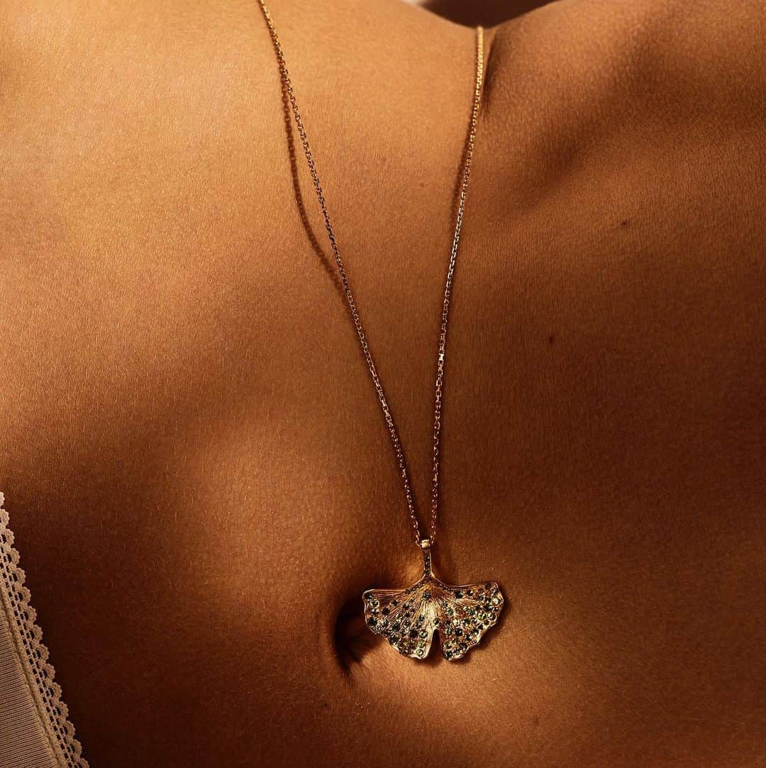 オーレリービダマンのインスタグラム：「Time to shine ✨ #finejewellery #ginkgo #aureliebidermann phot:@alique_studio」