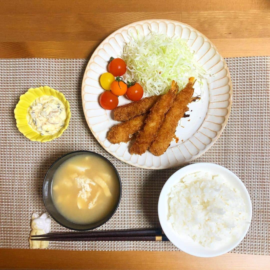 ちゃんまいさんのインスタグラム写真 - (ちゃんまいInstagram)「・ ・ エビフライはいいよなぁ〜〜〜〜 🍤🍤🍤（志村けんのニュアンスで） ・ ・ ちゃんまいが上手に乗せた頂き物のエビフライ ちゃんまいが適当に作ったお味噌汁 ちゃんまいが買ってきたキャベツの千切り ちゃんまいが割と奮発して買った美味しいトマト ちゃんまいが残ったお漬物を刻んで適当につくったタルタルソース ちゃんまいが水をいい感じに注いだら炊けたおいしいご飯 ・ ・ #ベッドイン #japanese #sexy #idol  #胃袋と玉袋をつかむ #垢抜けない #ちゃんまいめし #こだわりなし #普通ご飯 #ふつう #notフォトジェニック #料理JAWSは床JAWS」11月23日 1時24分 - dakko_shite_cho3