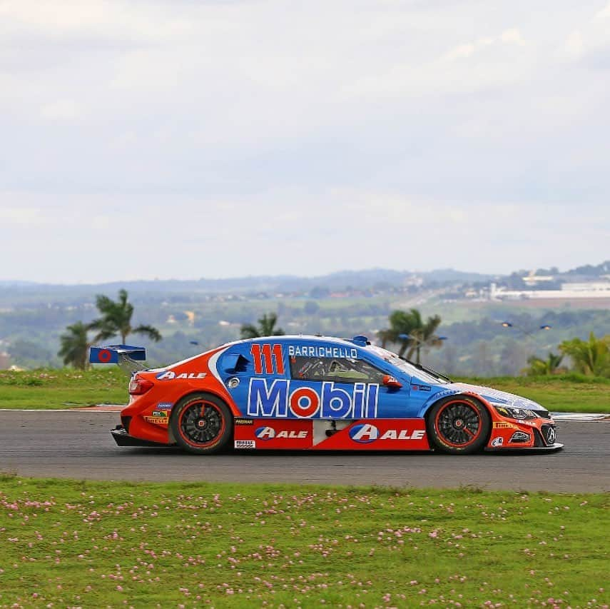 ルーベンス・バリチェロさんのインスタグラム写真 - (ルーベンス・バリチェロInstagram)「💨💨💨💨💨 Goiania❤️ 1️⃣1️⃣1️⃣ @mobilbrasil @alecombustiveis by @carstenhorst」11月23日 1時16分 - rubarrichello