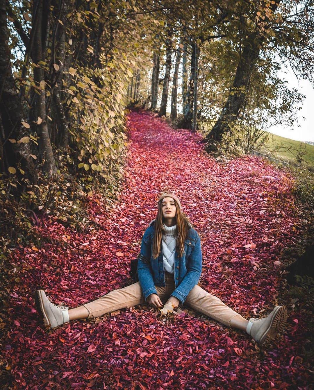ガスさんのインスタグラム写真 - (ガスInstagram)「Crazy for autumn. @federicadelsale enjoys a colorful foliage in her Warming X Fur jacket #gasjeans #gasfw1920 #gasdenimfur」11月23日 1時32分 - gasjeans