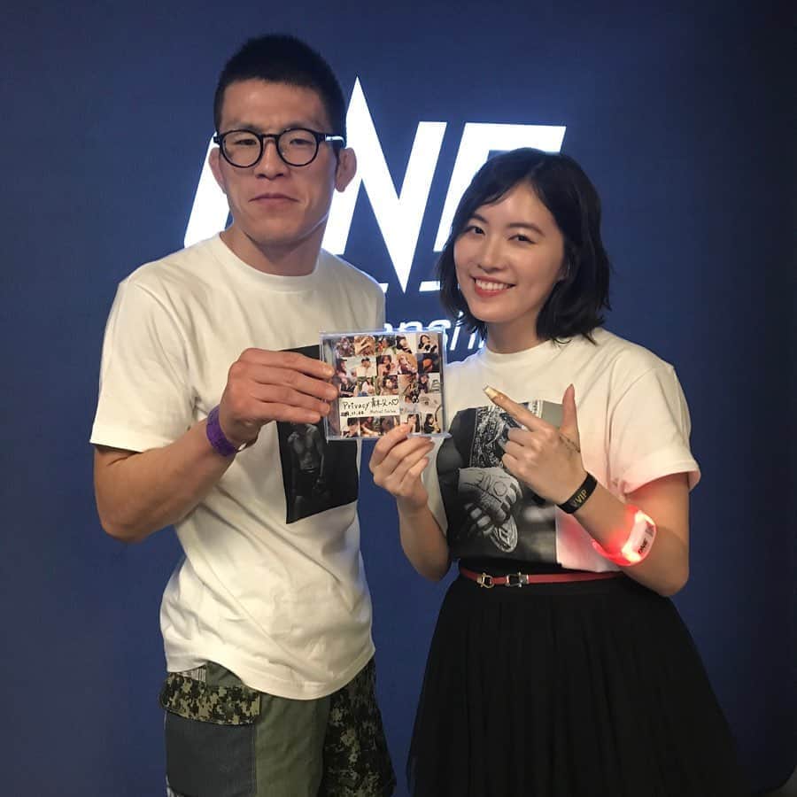 青木真也のインスタグラム：「ONEシンガポール大会。現地レポートを松井珠理奈さんとやらせて頂きました。松井珠理奈さんのCD発売で頂いたよっ！#onechampionship #shinyaaoki #松井珠理奈 #青木真也 #シンガポール」