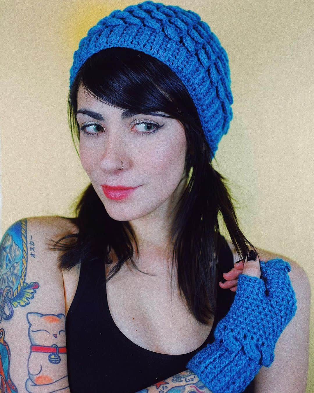 ミランダ・イバネスのインスタグラム：「💙 Mi mami teje todos mis gorros, guantes, playeritas, bufandas y aretes y no cabe duda que de ella herede todo mi lado creativo y manual. 💙」