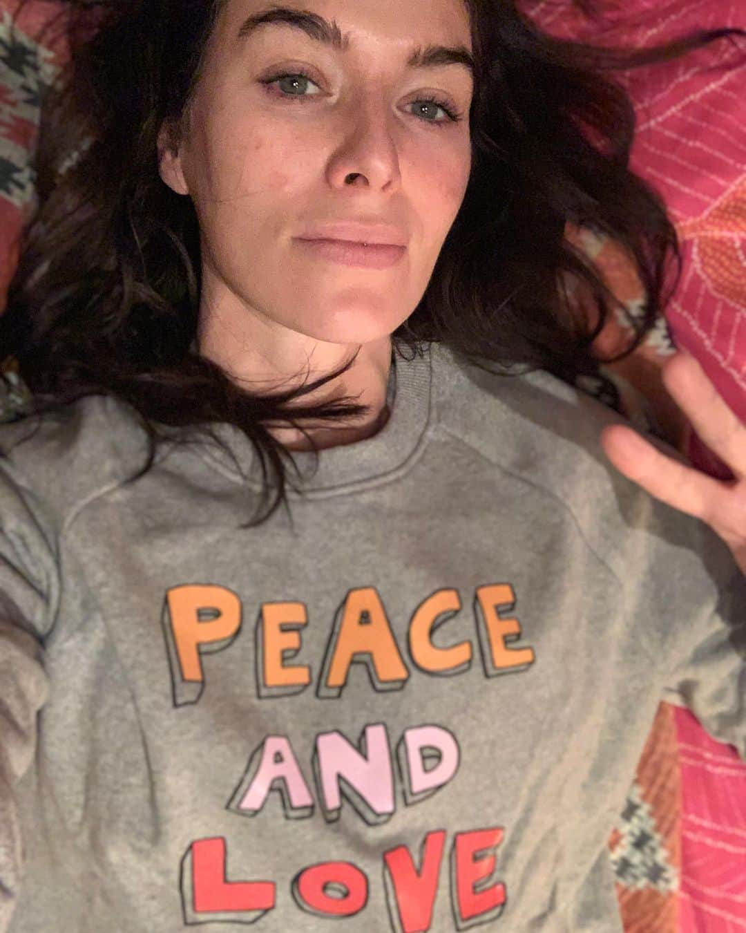 レナ・ヘディのインスタグラム：「Proudly wearing this @bella_freud jumper in support of #wearitforwarchild ... some amazing designers have created them to support @warchilduk .. Available from www.wearitforwarchild.com 💗💜💙💛💚🧡❤️💗✌️✌️✌️✌️」