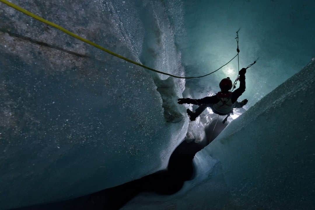 National Geographic Travelさんのインスタグラム写真 - (National Geographic TravelInstagram)「Photo by Robbie Shone @shonephoto | An explorer descends deep inside a moulin in Switzerland's Gorner Glacier in an attempt to reach the base of the glacier to monitor its rate of movement. @NatGeoImageCollection」11月23日 2時06分 - natgeotravel
