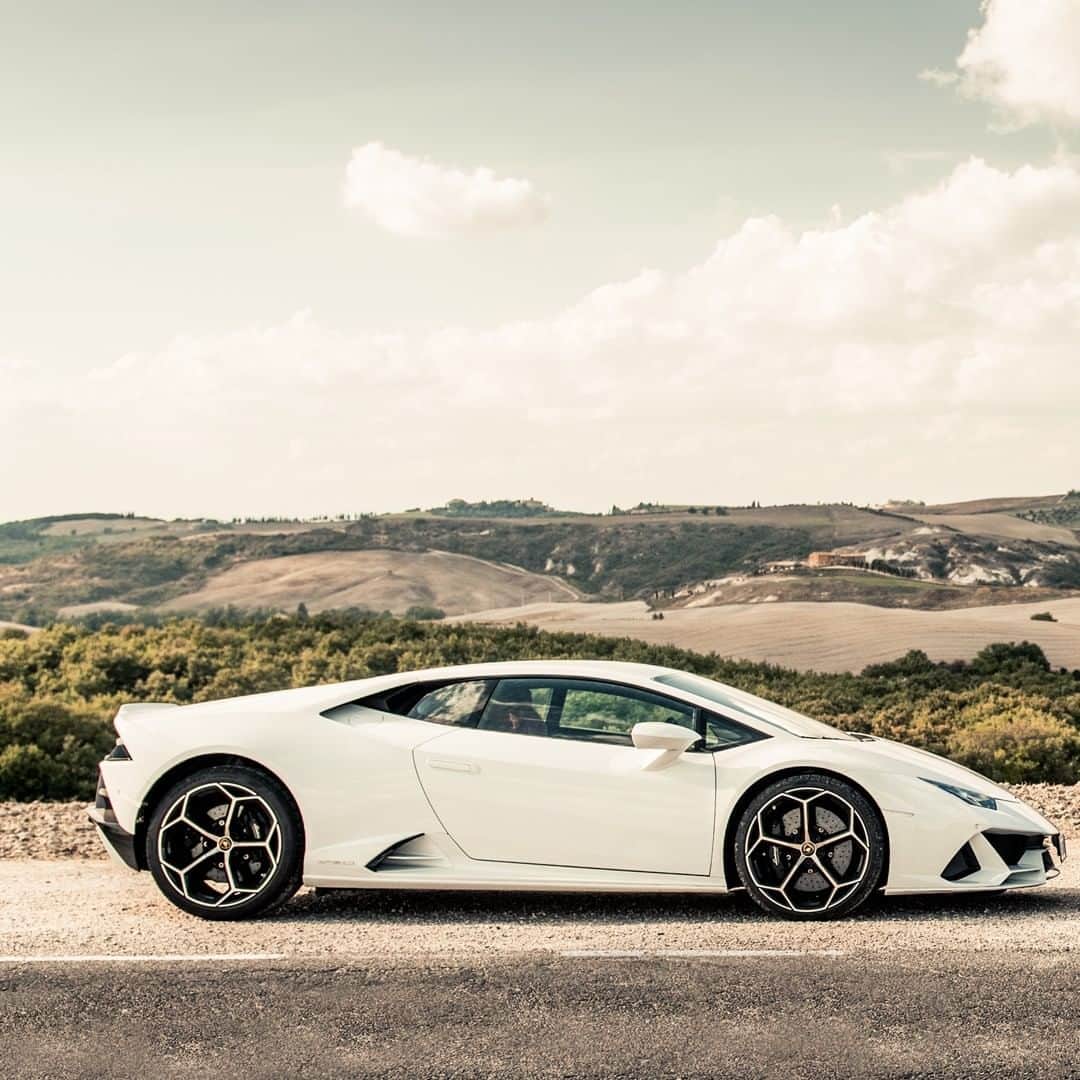 ランボルギーニのインスタグラム：「When faced with a decision, choose the path that feeds your soul. Out of these two masterpieces, which color would you choose: Azzurro Arione Matt or Bianco Icarus? Pictures by @denniswierenga.  #Lamborghini #HuracanEVO #HuracanEVOSpyder #ColorItUnique」