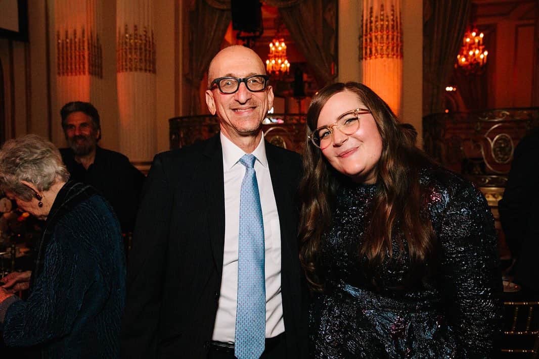 エイディー・ブライアントのインスタグラム：「Earlier this week I had the privilege of hosting the NY Public Radio gala.  We honored the brilliant @brianlehrershow who I listen to every day. I believe deeply in their mission driven work and empathetic and honest approach to story telling and news. Thank you for having me @wnyc !!!」