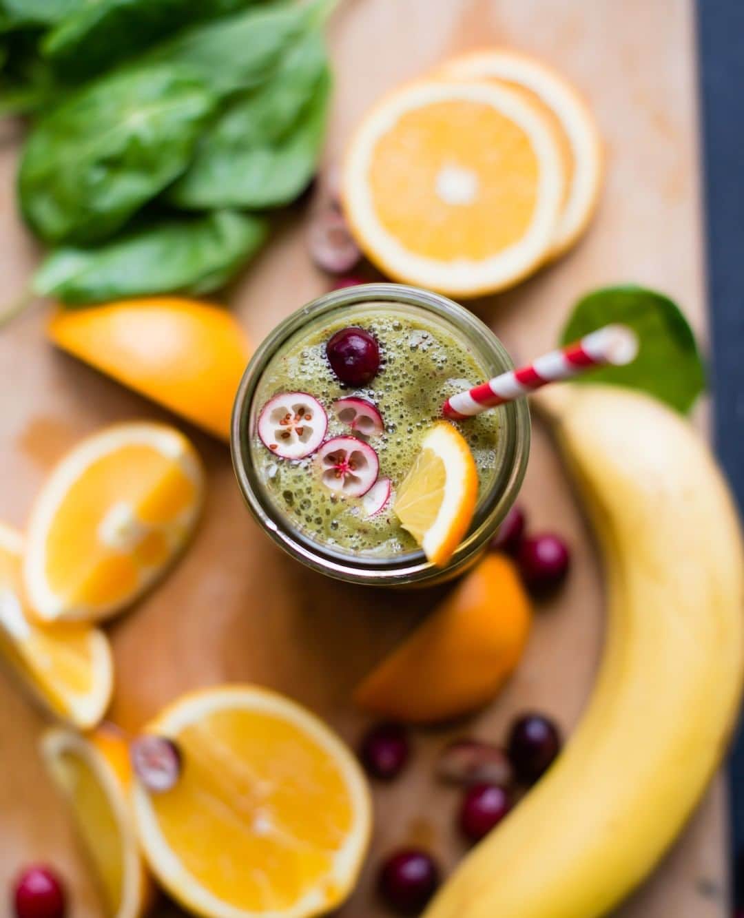 Simple Green Smoothiesさんのインスタグラム写真 - (Simple Green SmoothiesInstagram)「Wondering what to do with all of those cranberries? Move beyond cranberry sauce with this VERY wintery smoothie. ⁠ ⁠ The combination of cranberries and oranges make this the perfect smoothie as we gear up for the #thanksgiving holiday. Feel free to add 1 tsp MCT oil to get an energy boost. ⁠ ⁠ HOLIDAY CRANBERRY SMOOTHIE / serves one⁠ 1 cup fresh spinach⁠ 1 cup water⁠ 1⁄2 cup cranberries⁠ 1 orange, peeled⁠ 1⁄2 banana⁠ ⁠ 1. Place spinach and water in blender. Puree until smooth.⁠ 2. Add fruit and blend again.⁠ ⁠ #simplegreensmoothies #rawkstar #plantbased」11月23日 2時02分 - simplegreensmoothies