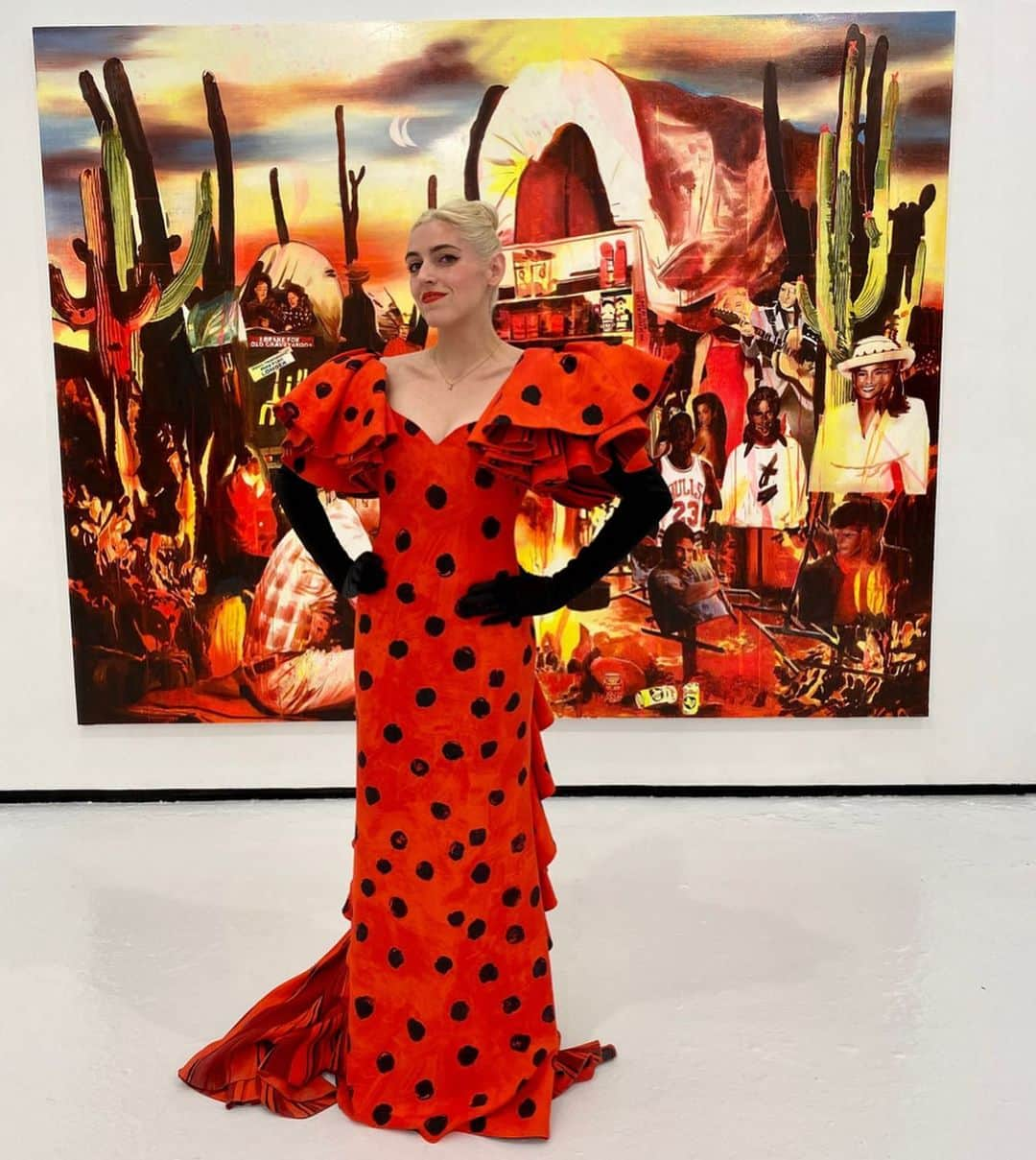 ジェレミー・スコットさんのインスタグラム写真 - (ジェレミー・スコットInstagram)「DO YOURSELF A FAVOR & CHECK OUT @rossoncrow NEW PAINTINGS AT @theholenyc 🎨🖼 💃🏼 @moschino」11月23日 2時25分 - jeremyscott