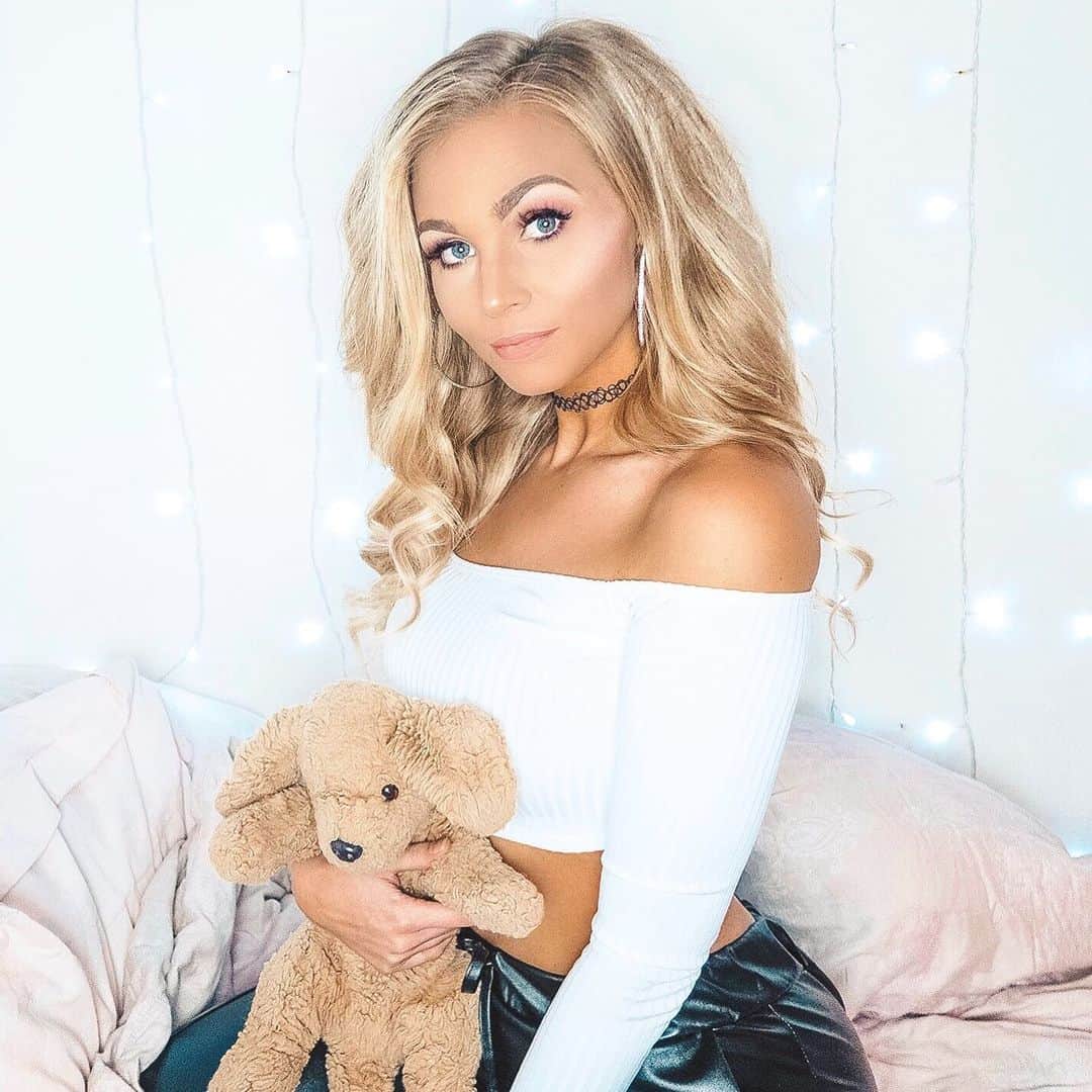 Keelaのインスタグラム：「Min favoritkompis 🧸 Har ni någon nalle som ni sover med? ✨」