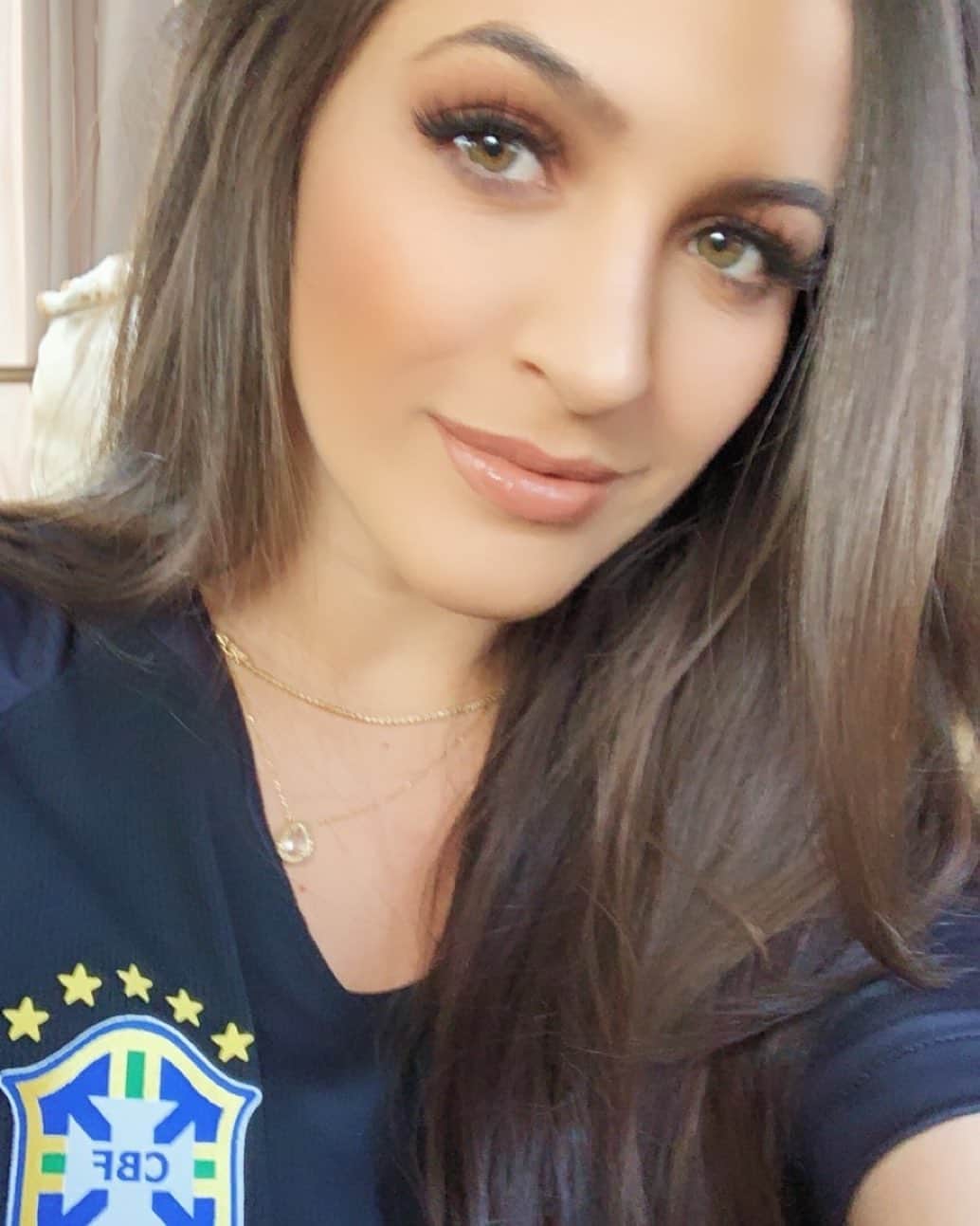 ナタリア・ベッカーのインスタグラム：「Mais uma foto desse dia porque me amei 🤳🏼😂 mas nem sempre estou assim toda montada. E tudo bem também! Não pense que todo mundo é, todo tempo, como aparece aqui. Aqui tem filtro, cada um escreve o que quer, conta a versão que convém. Não idealizem uma pessoa ou um mundo conforme você o vê no Instagram. 😉 Meu marido me vê muito mais desmontada do que montada, e tudo bem. Porque ele também me vê levantando várias vezes na madrugada para atender as crianças. Ele me dá o mesmo beijo e o mesmo “te amo” quando me vê assim maquiada e quando me vê de cara lavada e com o cabelo preso “de qualquer jeito”. Obrigada @alissonbecker por me amar assim, teu amor me lembra do amor de Deus, que me ama como eu sou, que me vê como mais ninguém vê, cheia de defeitos, mas que também me lembra e me estimula, todas as manhãs, através desse amor, a ser a minha melhor versão! ❤️」