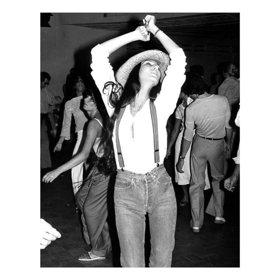 ジェラールダレルさんのインスタグラム写真 - (ジェラールダレルInstagram)「Dance like Cher - it’s friday! #friday #cher #dance #gerarddarel #darelparty」11月23日 2時34分 - gerarddarel