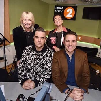 ジェイミー・カラムさんのインスタグラム写真 - (ジェイミー・カラムInstagram)「Had a blast this morning performing some songs for this dazzling array of people @robbiewilliams, @dwalliams & @zoetheball down on @bbcradio2. Listen back on @bbcsounds」11月23日 2時28分 - jamiecullum