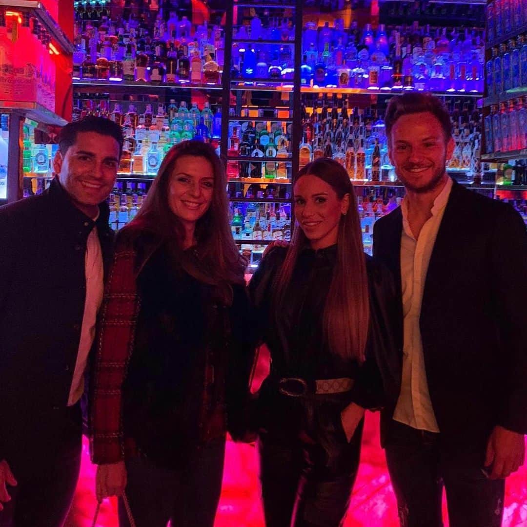 イヴァン・ラキティッチのインスタグラム：「Que gran noche con buena compañía.!😁🙏👍 #amigos #risas #cenita #cocodrilo🤪 @raquel_mauri @fallon_1985  @drivercarsbcn #alex」